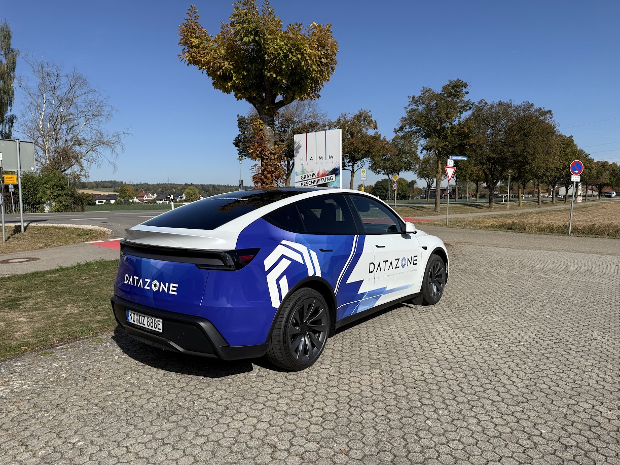Tesla Model Y mit DATAZONE-Folierung, Dreiviertel-Perspektive